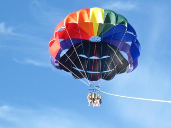 たまらん👶🏻🌴🌈, 0歳4歳子連れで手軽にサクッと行けるヒルトンラグーン💕,人工の池みたいな感じだから波がなく幼児も楽しく遊べるしお魚がいたり足漕ぎボートレンタルもあって息子はアクティブにも楽しめたよ👦🏻🐠,芝エリアも綺麗だから娘は日陰でピクニック気分🧃, ワイキキ周辺のホテルから散歩しながら徒歩でも行けるし、ビーチにもそのまま出られる🏖️,