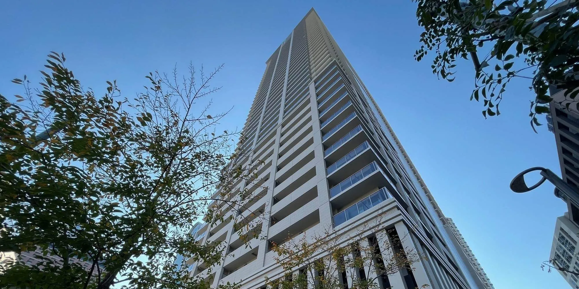 ブランズタワー梅田 North シアター映像 & 多面体スクリーン映像株式会社キャドセンタ