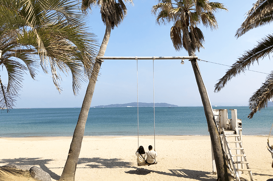 ▶︎糸島 福岡糸島でNo1の写真映えスポット！！ざうお本店 にはヤシの木ブランコや