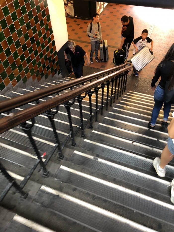 手ぶらで「ケルン観光」するべくケルン中央駅の自動ロッカーに大きなスーツを預けてみた - GIGAZINE