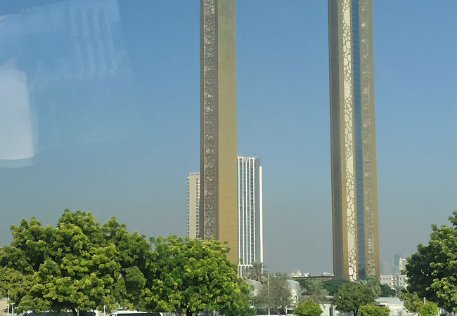 写真特集：ドバイの新名所、１５０ｍの「額縁」が誕生 1 7-