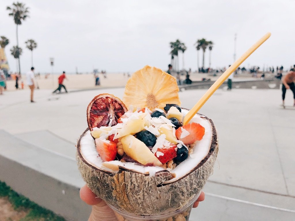 サンタモニカ＆ベニスビーチ⛱️🇺🇸 アメリカ西海岸の大人気スポットに行って来ました✨ サンタモニカはファーマーズマーケットや遊園地、ショッピングが楽しめてベニスビーチではスケボや美味しいピザ、なかやまき んに君が優勝したステージなどがみれてとっても