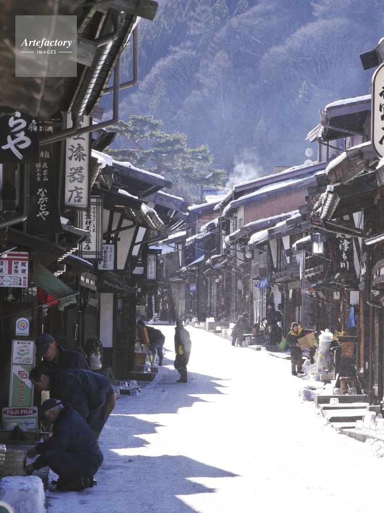 冬の奈良井宿 – 氷雪の灯祭り