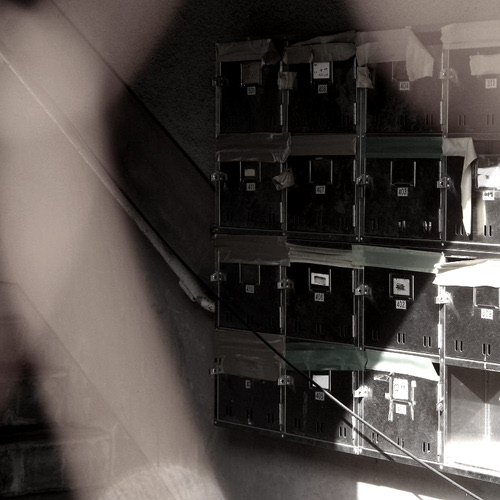 廃墟になった団地の玄関東京 練馬区 2023年6月 の写真素材106176419-