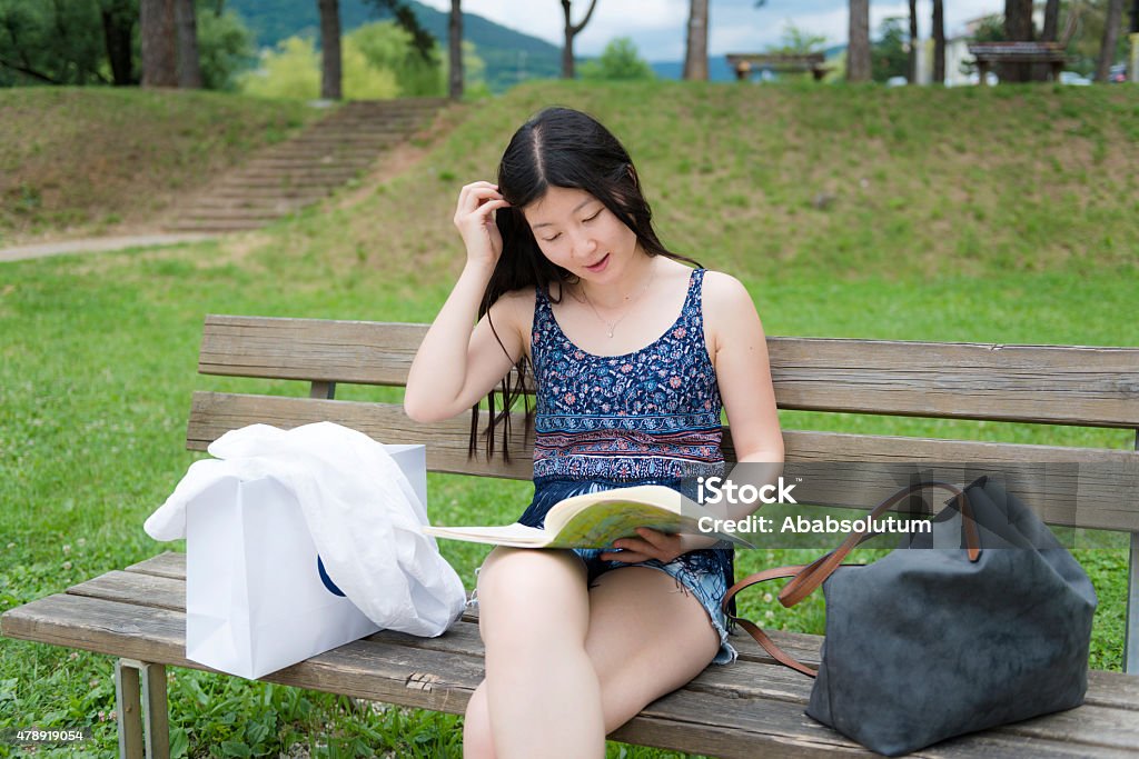 緑豊かな公園のベンチ、ヨーロッパの古い町、誰もいない。夏の観光と旅行、ヨーロッパの有名なランドマーク、観光客に人気の場所Premium写真