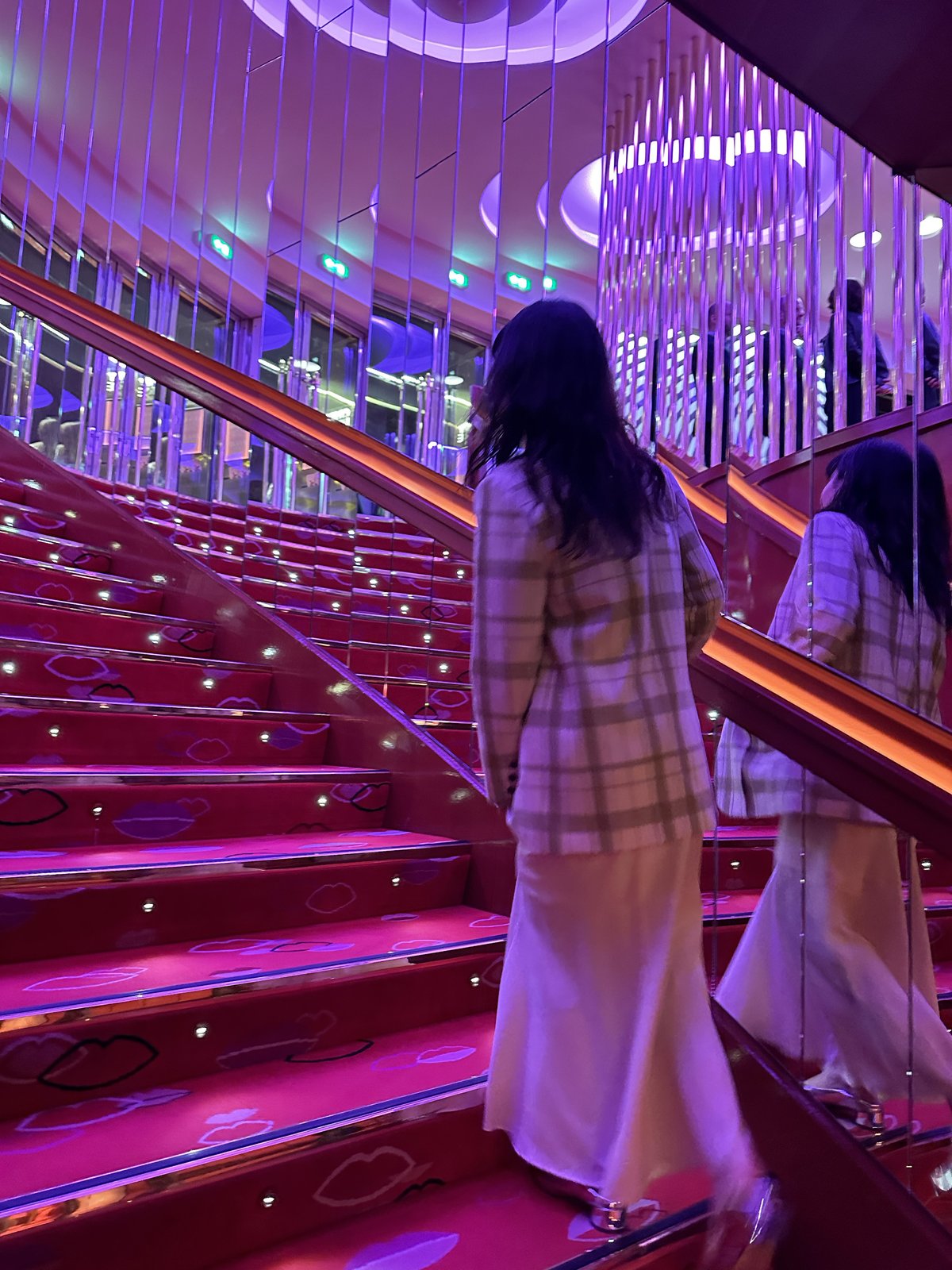 クレイジーホース・パリ・キャバレーショーのチケット • 席を予約