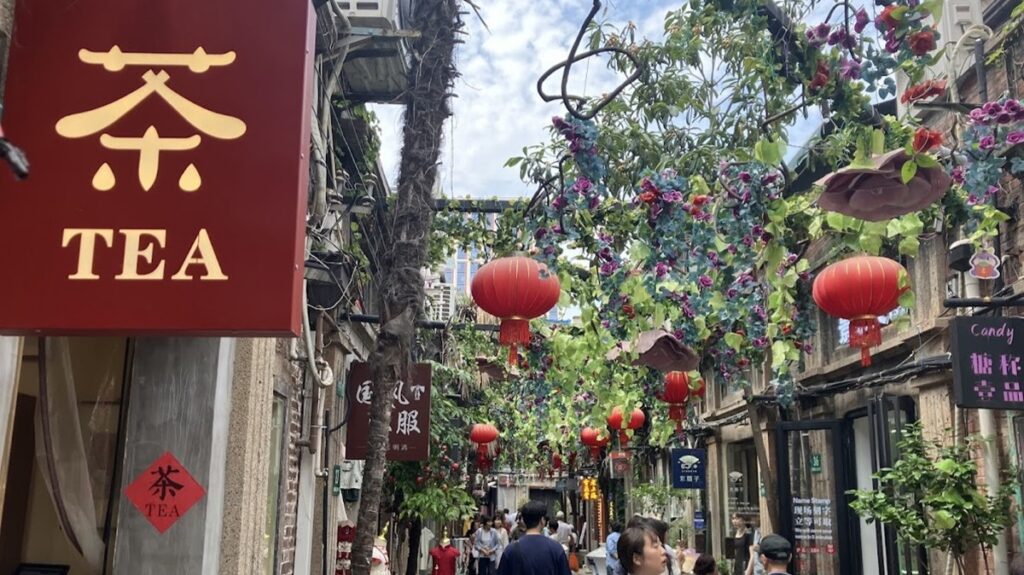 上海老街の古い街並み 25315016298 の写真・イラスト素材アマナイメージズ