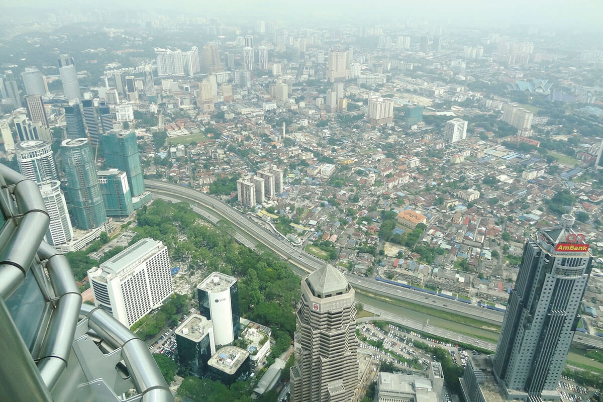 マレーシア ペトロナスツインタワーの観光情報！スカイブリッジの見どころ