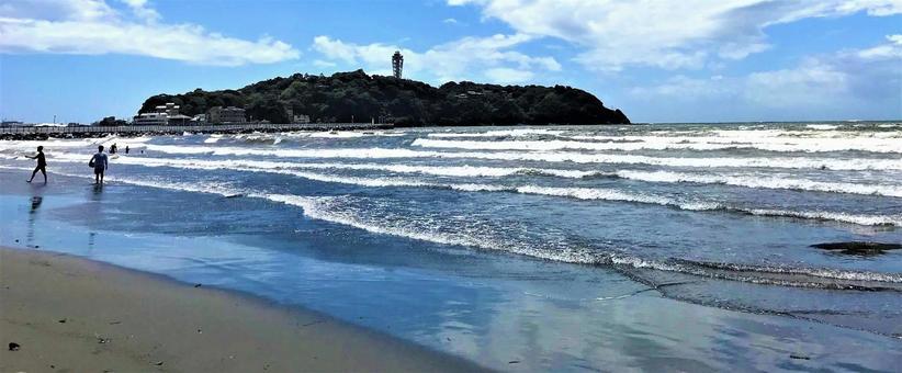 夕焼けの江ノ島と砂浜で楽しむ人々の無料の写真素材 - ID.12703フリー素材