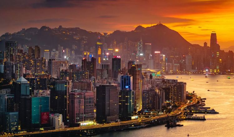 香港景點、尖沙嘴搭「天星小輪」橫跨維多利亞港・遇見「世界三大夜景」及「幻彩詠香江」燈光秀- 許傑,旅行圖中