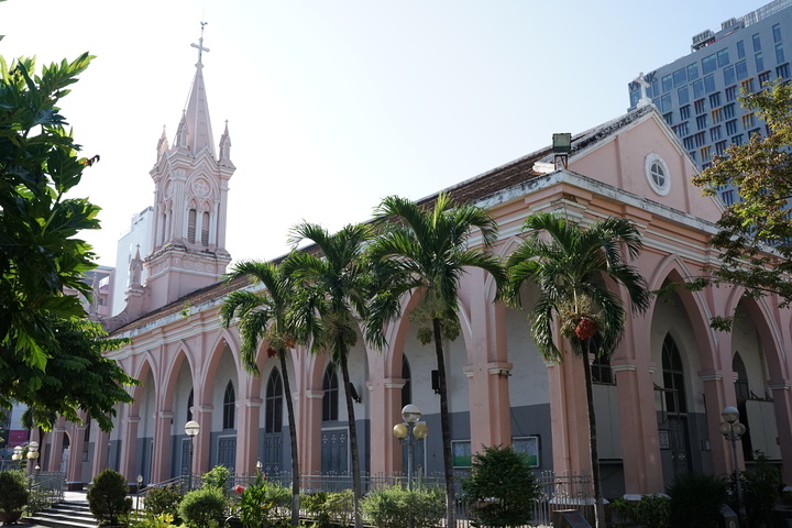 フランス統治時代のパステルピンクの美しい教会「ダナン大聖堂」へ行ってみよう！ベトナビ