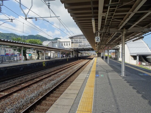 能登川駅 JR西日本・東海道本線・琵琶湖線 駅舎・駅名標・ホーム・駅前写真・画像