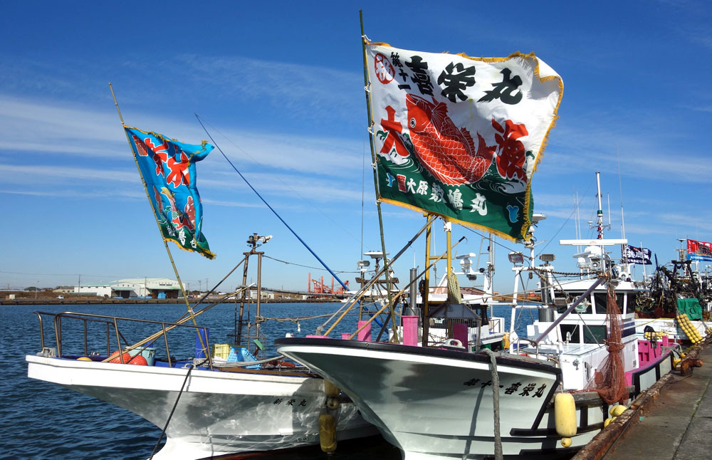 宗谷漁港の漁船と大漁旗 26120053740 の写真・イラスト素材アマナイメージズ