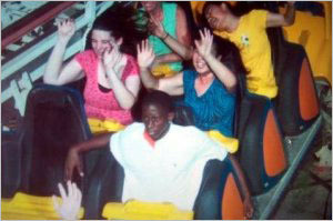 ジェットコースターに乗りながら面白いネタを披露する人たち - GIGAZINE