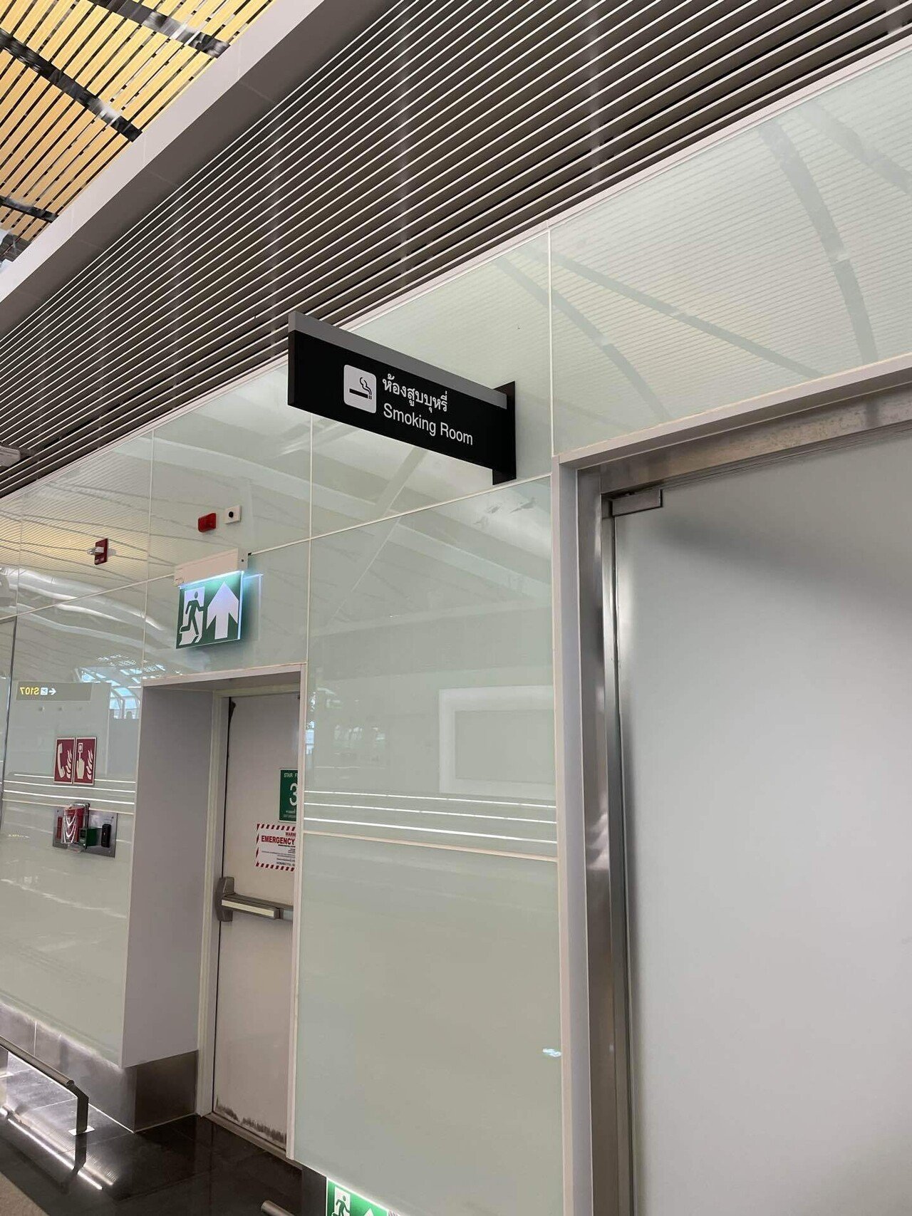 スワンナプーム空港サテライトターミナルに喫煙所が出来たのね。中央付近の喫煙所は煙モクモクだったので、ちょっと離れた場所の喫煙所へ。ありがたい🙏