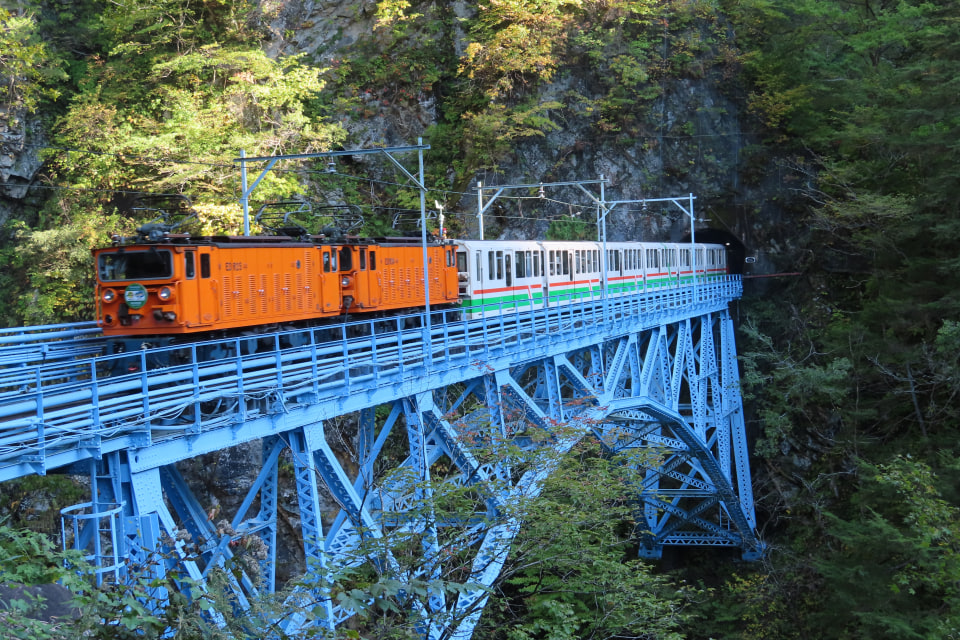 紅葉の黒部峡谷トロッコ電車 黒部川電源開発のあゆみ