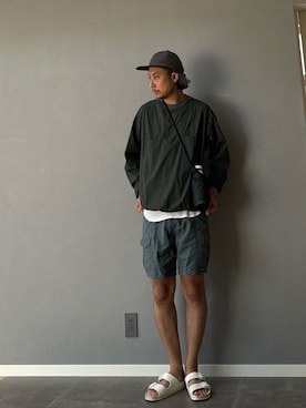 夏のメンズアウトドア服全身3点コーデセット 黒7分袖ロングパーカー×杢黒半袖Tシャツ×カーキチノパンツメンズファッション通販 MENZ-STYLEメンズスタイル