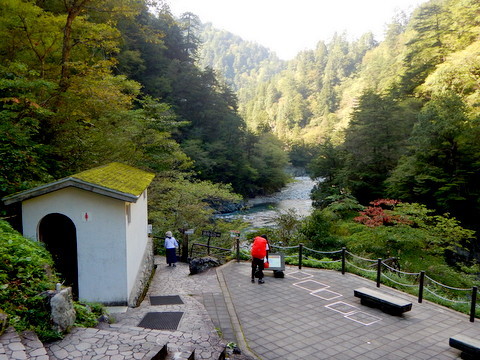 秘境・秘湯を大冒険！足湯に浸かって宿泊もできる欅平│黒部峡谷鉄道トロッコ電車