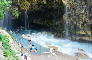 トラントンゴ洞窟の温泉と滝を巡る少人数グループ ツア