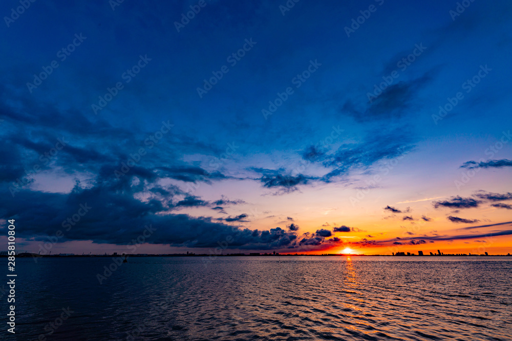 海背景ー朝日が差し込む紺碧の浜辺のイラスト素材89669921- PIXTA