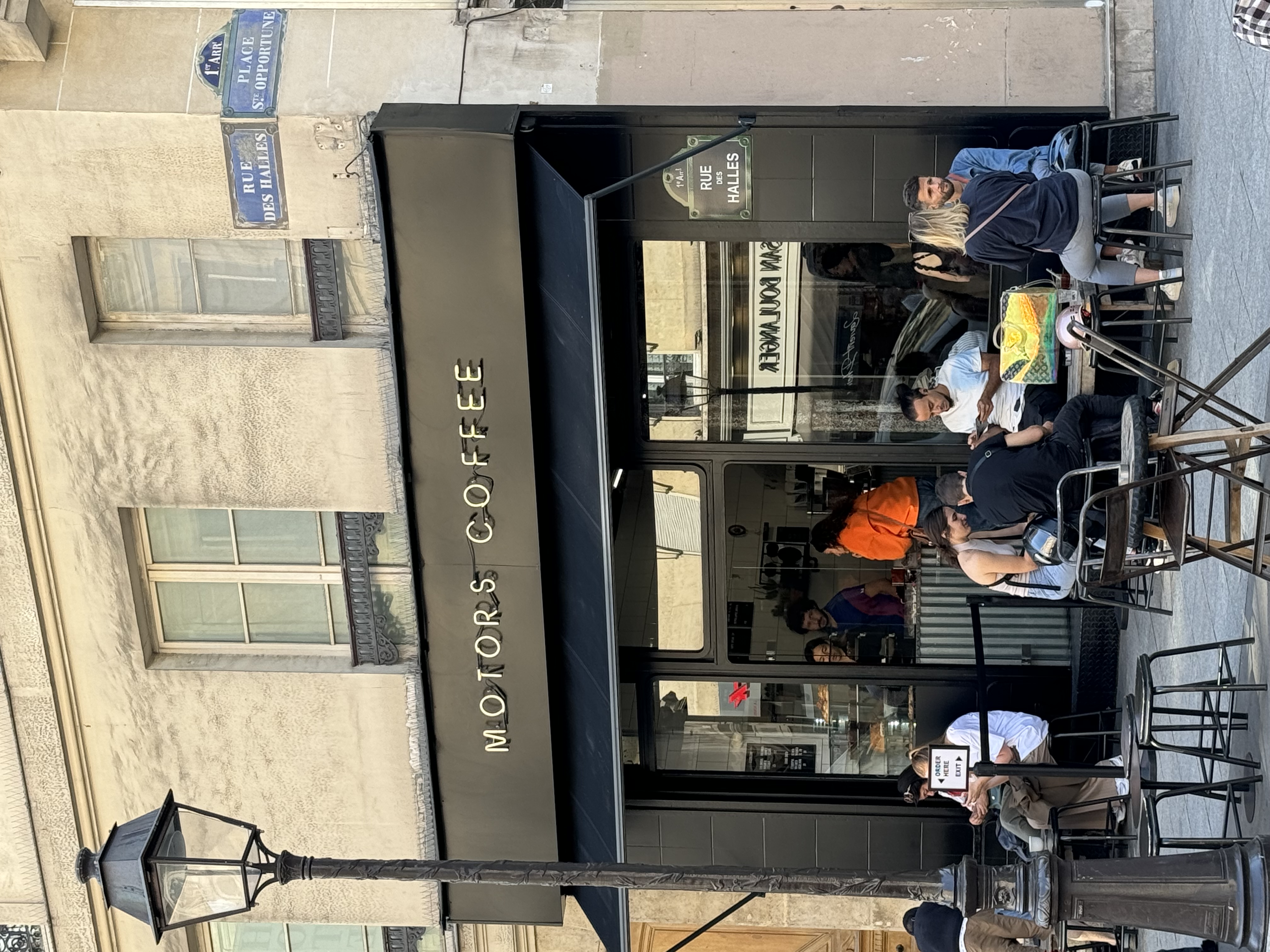 パリのカフェ内装の特徴とインテリアのポイント憧れの空間を自宅で実現する方法茨城県の輸入住宅 四季彩建設