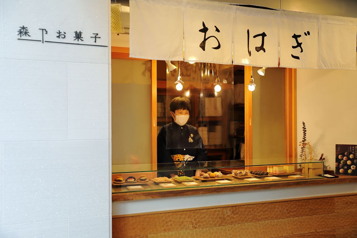 夕暮れの北新地 ネオン街 大阪市北区 の写真素材66170236-