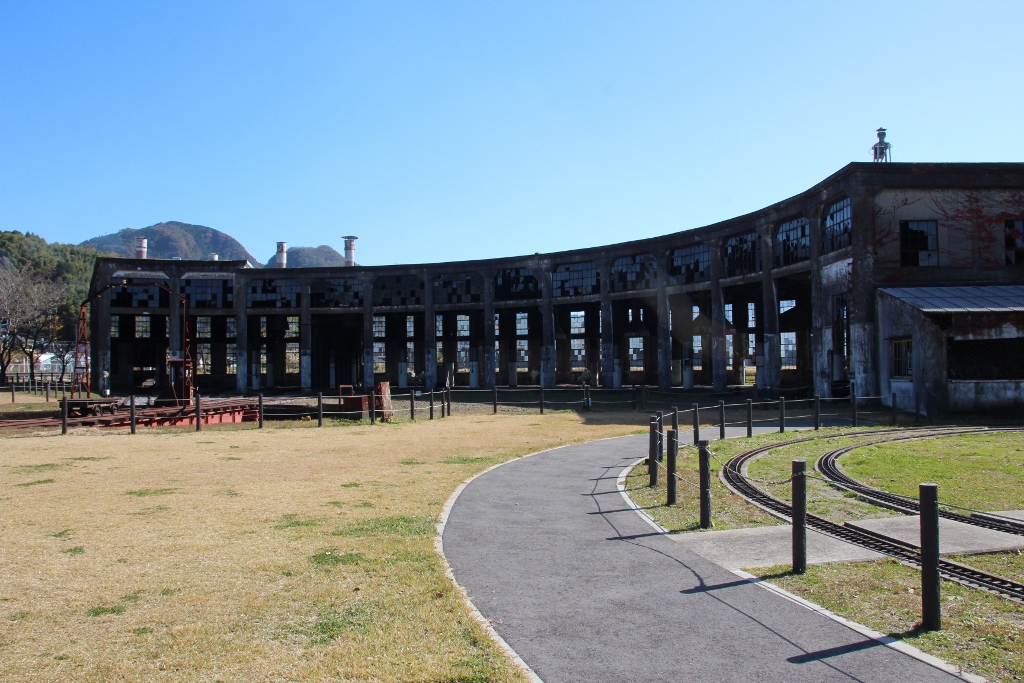 池に浮かぶ鳥居が出迎える玄関 : あつ森だらライフ