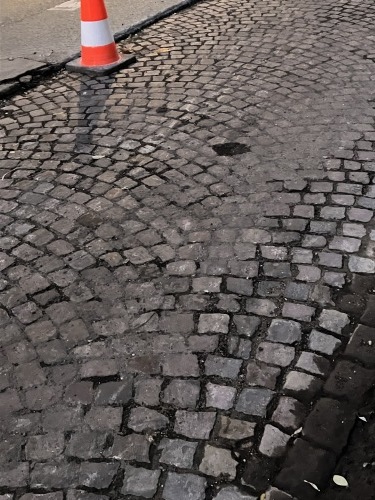 パリのバリアフリー事情 ３ おしゃれな石畳も最大級の地下街もFRANCE 365：フランス最新情報・フランス語学習お役立ち情報