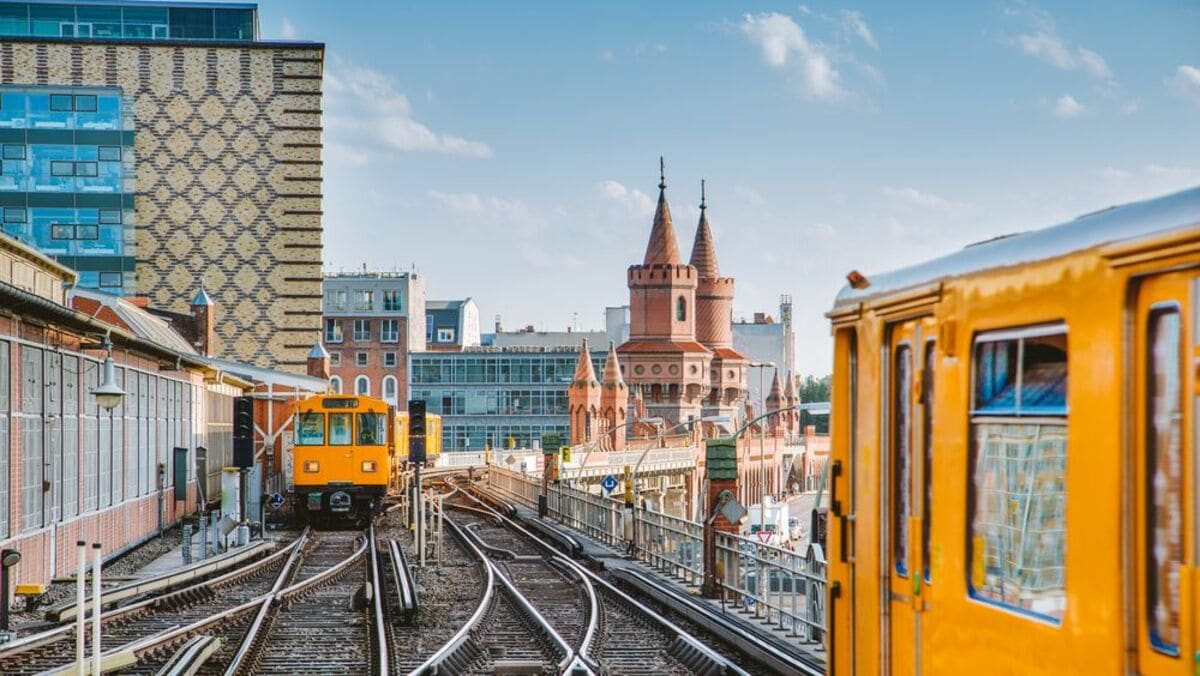 メルケルの歩み：サウナバッグを手に「壁」越えた日 物静かな優等生35歳の転身毎日新聞