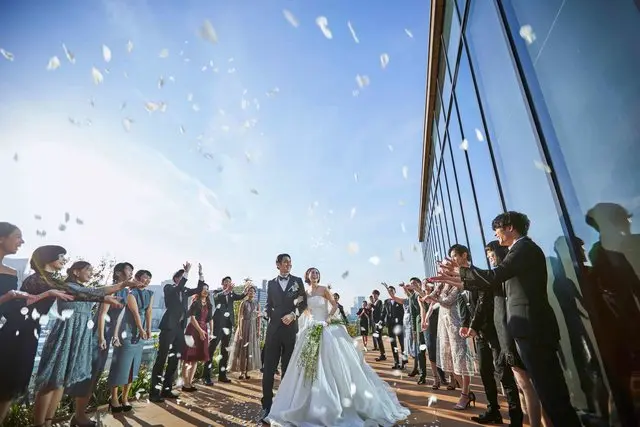 チャペルの窓の緑が美しい季節です。 白いドレスが引き立ちます。 * -------------------------＊-