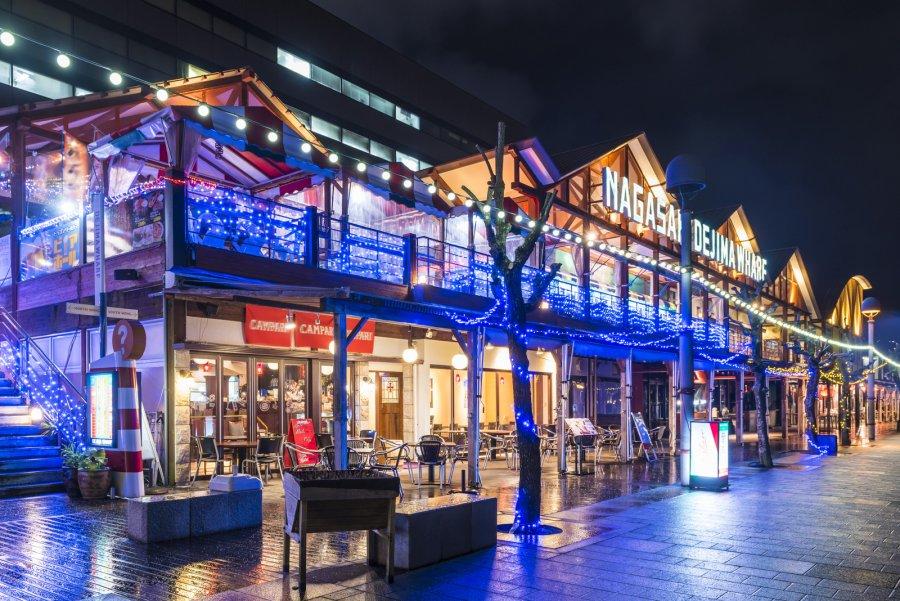 眼鏡橋を撮影する時、水に反射させて丸い眼鏡の形に撮るのが定番ですが、ちょっと工夫するだけで、こんな映え写真を狙えます！長崎長崎市NagasakiNagasakiCity長崎観光長崎旅行眼鏡橋修学旅行写真スポット長崎のふつうは世間のふしぎみんなの 長崎体験