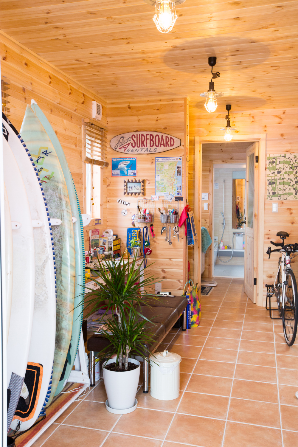 ヴィンテージに囲まれたミニマリストの家。海を一望できる丘の上の暮らし - HONEY ハニー