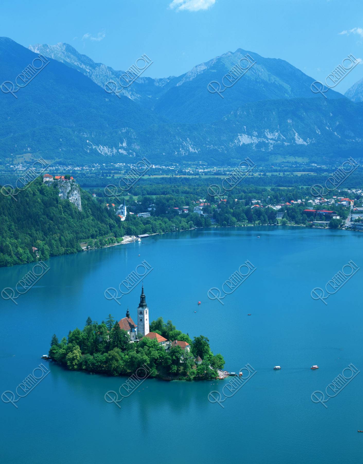 秋のブレッド城とブレッド湖 01881428866 の写真・イラスト素材アマナイメージズ