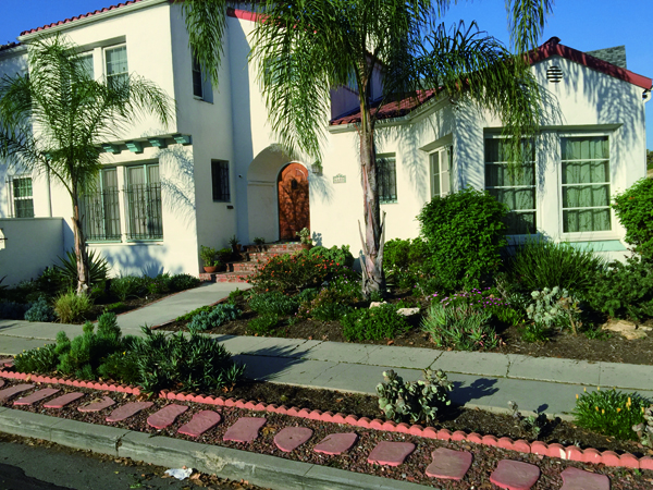 アメリカ郊外の高級住宅のプールを持つ偉大な裏庭。米国北西部の写真素材・画像素材 Image 63736970