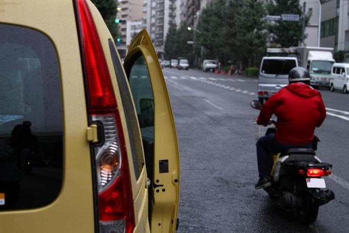 和田倉門交差点で信号待ちをする海外観光客 10168005270 の写真・イラスト素材アマナイメージズ