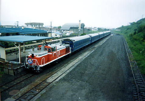 駅開業の大正時代から受け継がれる秘伝の味。厚岸駅の「氏家かきめし」駅弁2024トレたび - 鉄道・旅行情報サイト