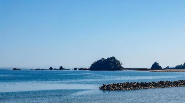 海釣り公園オープン🐟 若狭高浜海釣り公園が先月営業開始しました！ 防波堤と釣り桟橋から釣りができます。しっかりと手すりがついているので、お子様も安心です。個人でも家族でも楽しめますよ👪 釣り場からは青葉山がきれいに見え、釣りをしながらも景色も楽しめる