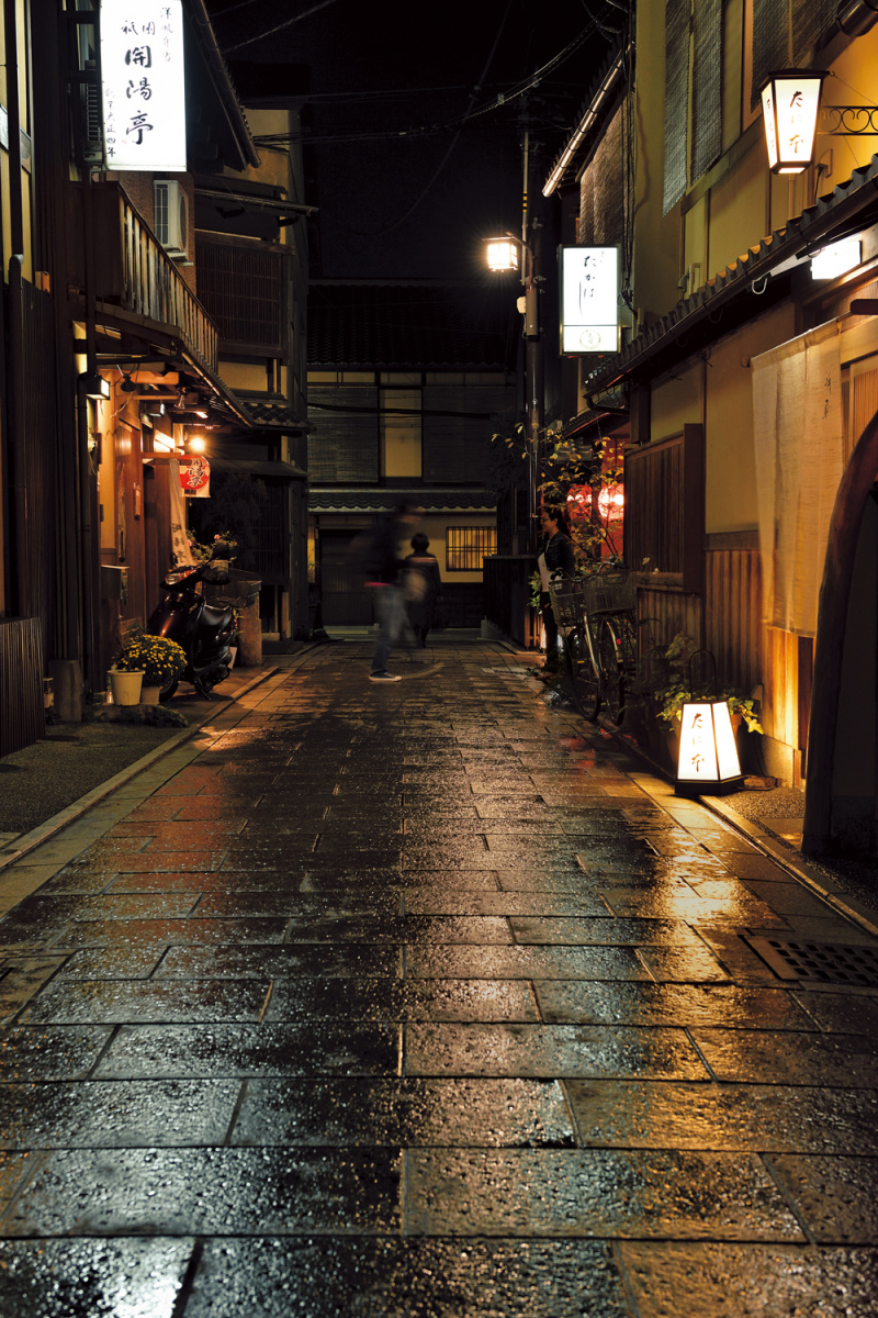 京都府 祇園の飲食店街・京都の夜景の写真素材95552644- PIXTA