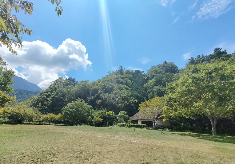 標高の高い避暑地キャンプ場 山梨・長野夏の暑さから解放されて、ひんやりとした高原の風を感じる最高のひととき。澄んだ空気と雄大な自然を満喫しましょう！ 🏕️ピックアップキャンプ場 ・Mt.FUJI CAMP