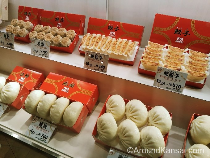 三宮駅の551で豚まんと焼売をお土産に購入😄 新神戸駅から新幹線に乗って帰ります。 車内で駅弁を肴に🍺です😁品川駅で成田エクスプレスに乗り換えましたが、成田線内で電車と動物が衝突した影響で船橋駅でまさかの運転見合わせ😱 京成に振り替えになり、予定より20分