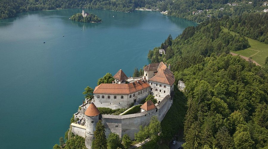 リュブリャナからバスで１時間ちょっと ブレッド湖へ 湖の周りをサイクリング