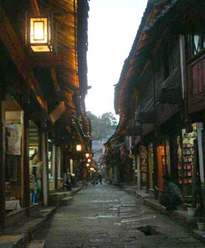 麗江の旧市街 中国中国雲南省に位置する世界遺産、麗江の旧市街。ナシ族が築き上げたこの街は、千年の歴史を今に伝える美しい古都です。 玉龍雪TikTok