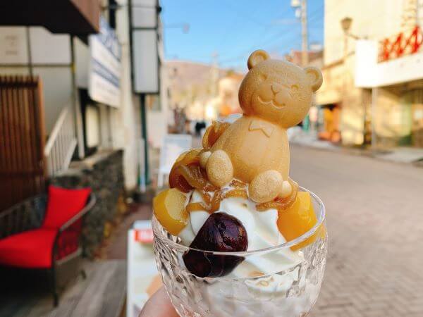 こんにちは、軽井沢観光協会です！インスタグラマーのひとみんさん @chihana_hitomiに、軽井沢のメイン通りとも言える「旧軽井沢銀座」で食べ歩き5選を紹介いただきました🍁紅葉散策の間のひと休憩に、ぜひご利用ください！,📍 旧軽井沢銀座通り 1.漬物あいき野沢菜おやき ,