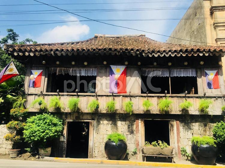 マニラ、フィリピンのスラム地域にある多くの小屋。ゴミが付いている池の近くの家の写真素材・画像素材 Image 79387731