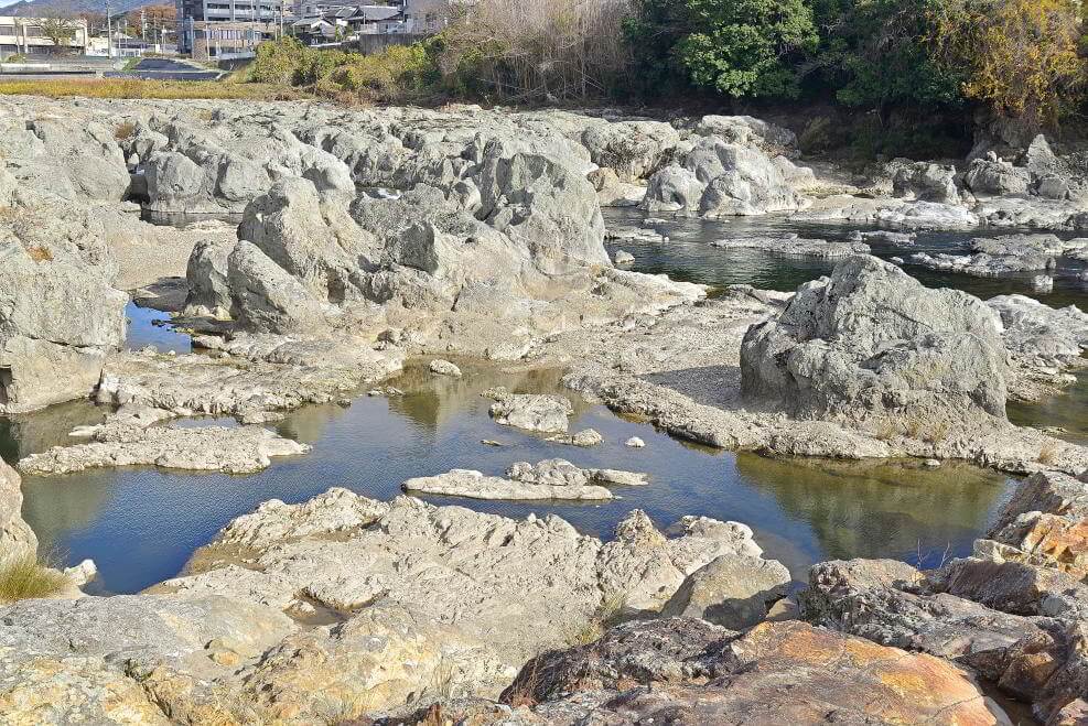 闘竜灘 兵庫県加東市 夕暮れ 川床は奇岩・怪石が多く、その岩に阻まれた川の流れは激流や滝を形成