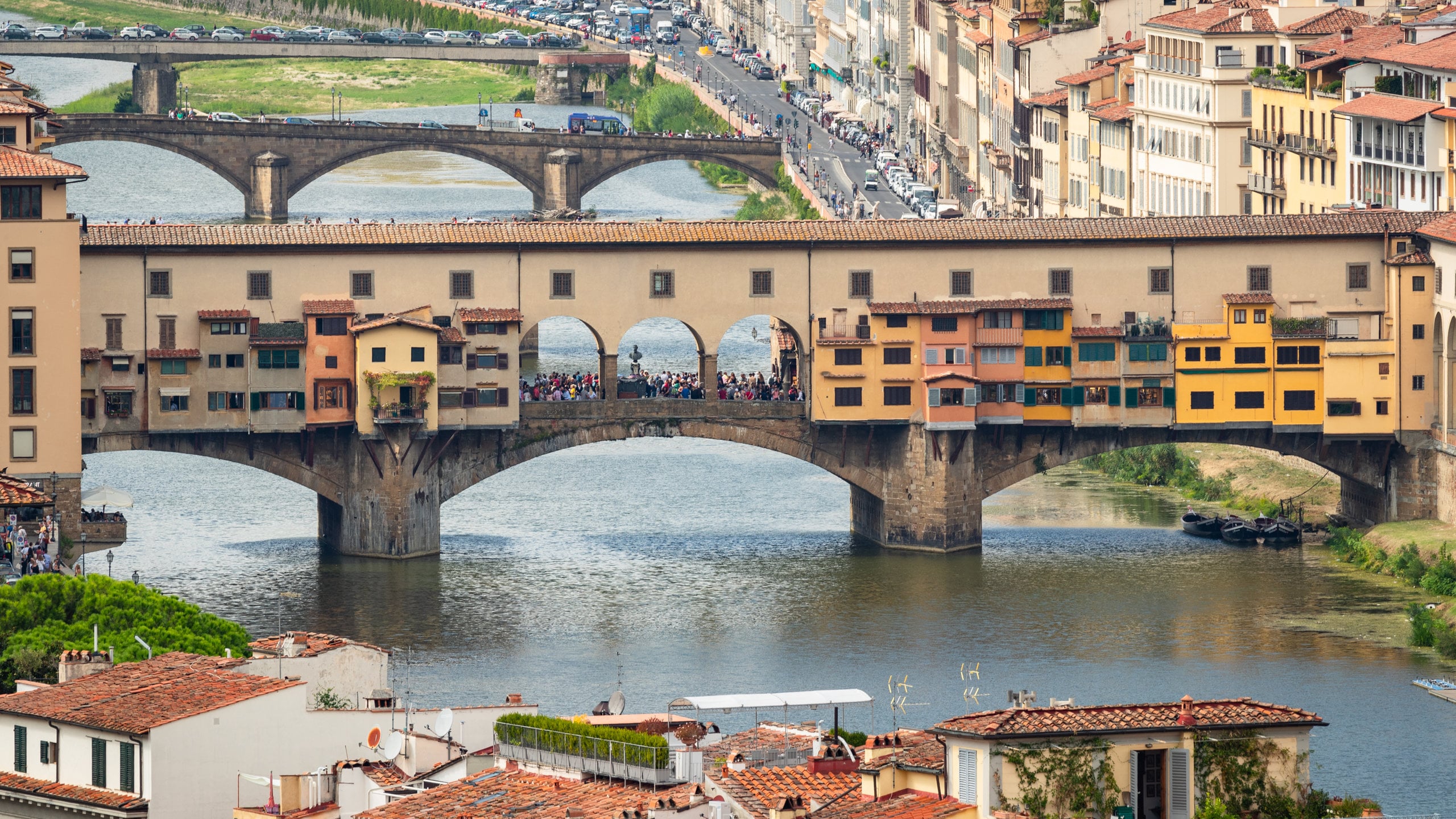 フィレンツェの街のアルノ川にかかるヴェッキオ橋の歴史と見どころPokke「ポッケ」