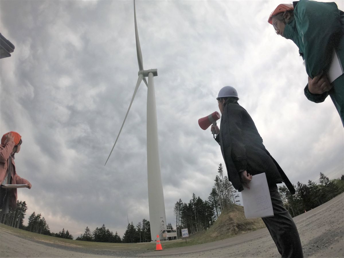 快晴の青空をバックに風力発電の風車が立つ風景を撮影の写真素材114403662- PIXTA