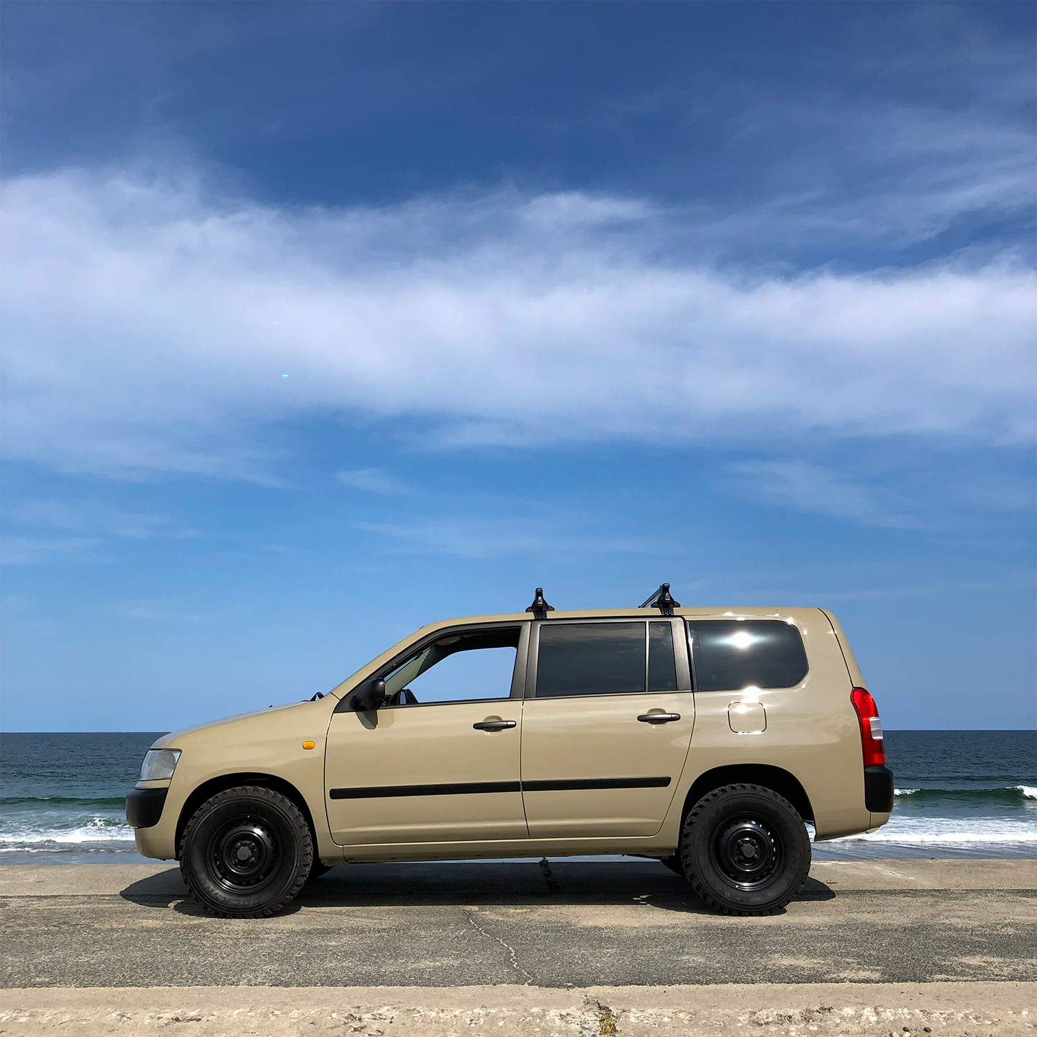 TOYOTA ハイラックス 無駄なモノは全て排除したサーフィン仕様車が完璧すぎた。 サーファーの愛車紹介