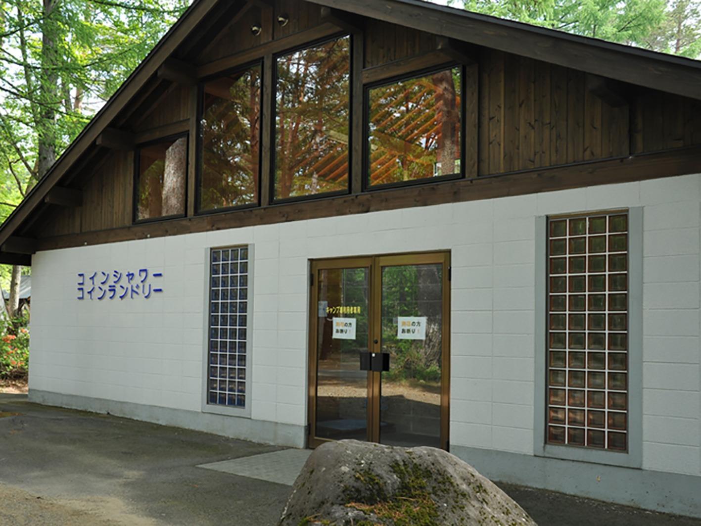 めいほうスキー場 めいほうリゾート晴れ間の中でのグルキャン🏕️オートサイト🚗こんばんは🌙 めいほう高原キャンプフィールドです🏕️お盆休みがスタートした方も多いのではないでしょうか？ このお盆期間、複数のグループでのご来場におすすめしたいのが