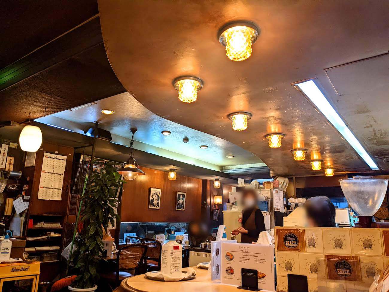 神田ぶらじる神保町タバコを吸わなくても、禁煙席より喫煙席に座りたくなる喫茶店です。 タイミングよく？禁煙席が満席だったので、迷わず喫煙席に案内してもらいました。囲炉裏の前に座れてワクワク。喫茶店備忘録喫茶店純喫茶神保町純喫茶コレクション